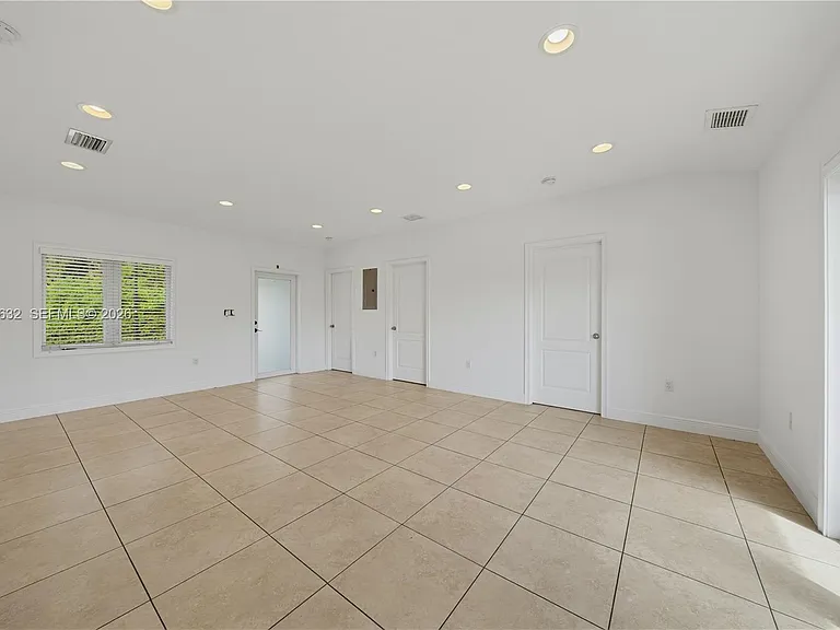 7515 NW South River Dr — Photo 7