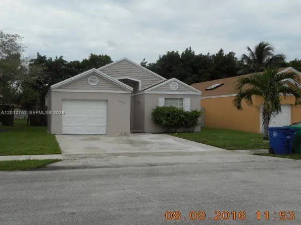 9992 Periwinkle St, Hollywood, FL 33025