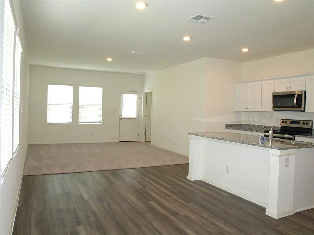 3 bed, 2.0 bath, 1522 sqft, $1,800 — Photo 4