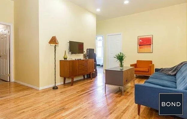 Rented by Bond New York | media 13