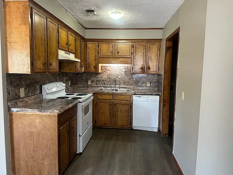 279 Victoria Dr #14C — Photo 3