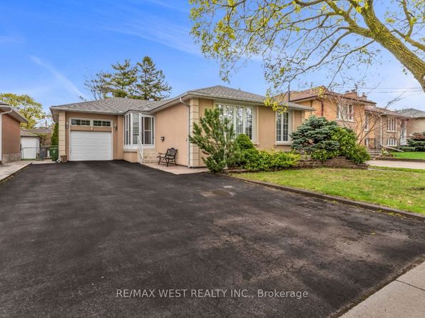 15 Breadner Dr #W09, Toronto, ON M9R 3M3