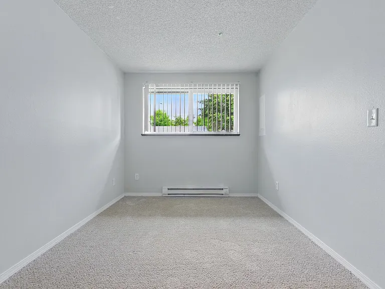 Comfort & Convenience in the Heart of Lents! — Photo 11