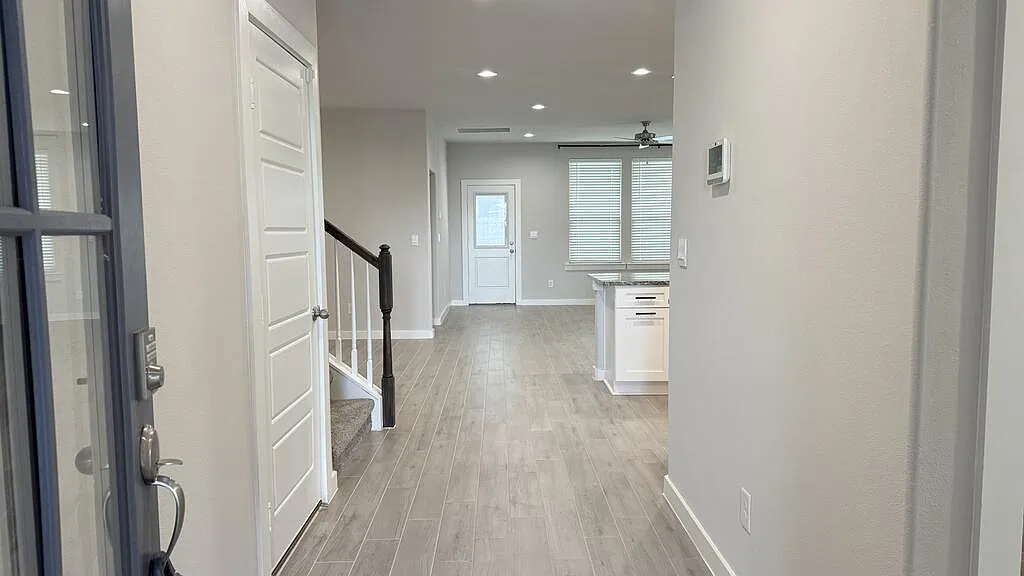 4 bed, 3.0 bath, 2600 sqft, $3,650 — Photo 3