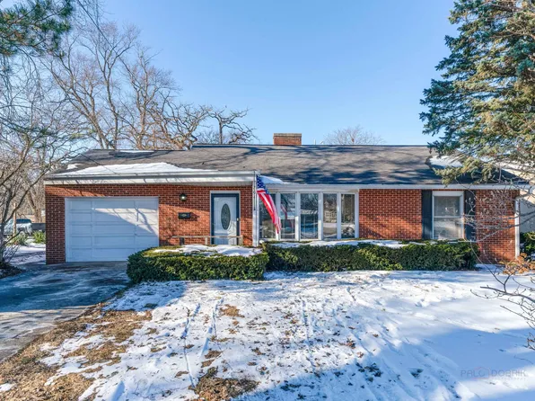 204 Lakeshore Dr, Crystal Lake, IL 60014