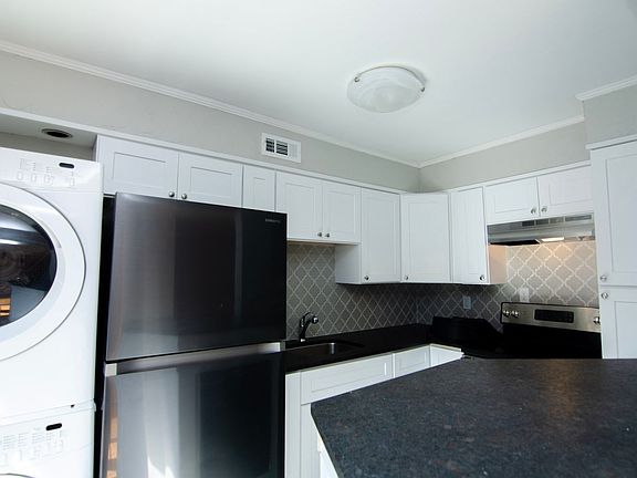 3rd image of 201 Acklen Park Dr APT 19