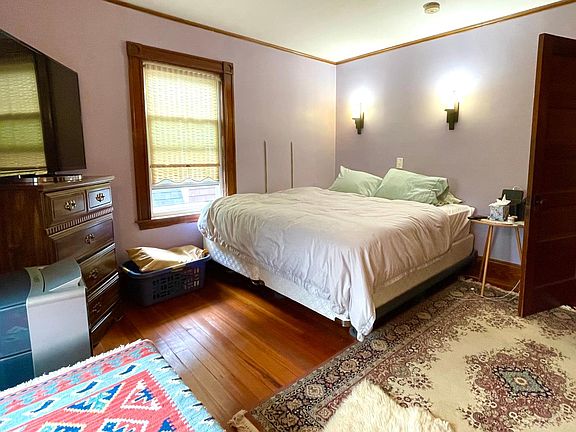 Master bedroom/king-size bed