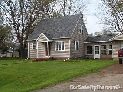 Front right angle
						:
						This photo shows you the attached breezeway between the main house a garage.