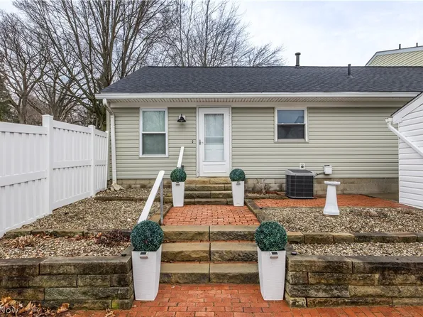 2033 Carlile Dr, Uniontown, OH 44685