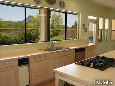 3rd image of 7647 N Sombrero Peak Dr