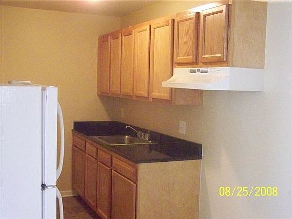 NORTH ROYAL OAK APTS-kitchen