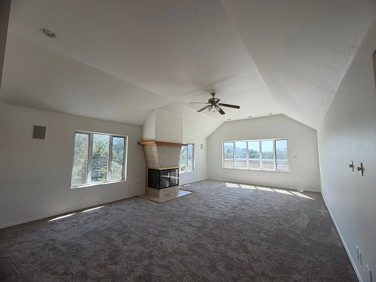 Spacious 3 Bedroom 3 1/2 Bathroom Country Home on 1.48 Acres - 1524 LOVR — Photo 3