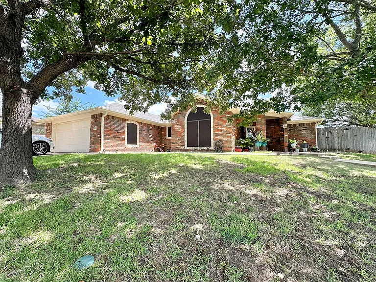 3900 Maid Marian Cir — Photo 2
