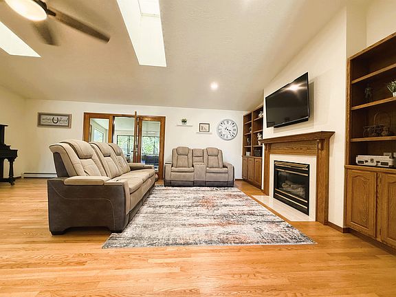 5th image of 3825 Applewood St