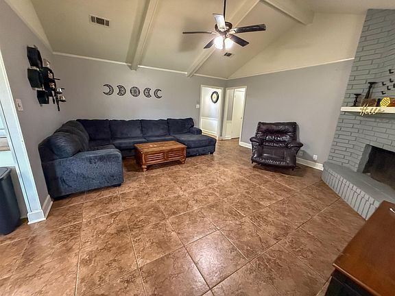 5th image of 1925 Silver Oaks Dr