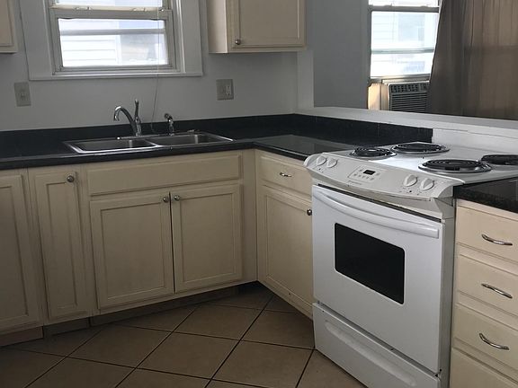 4th image of 428 N Center St