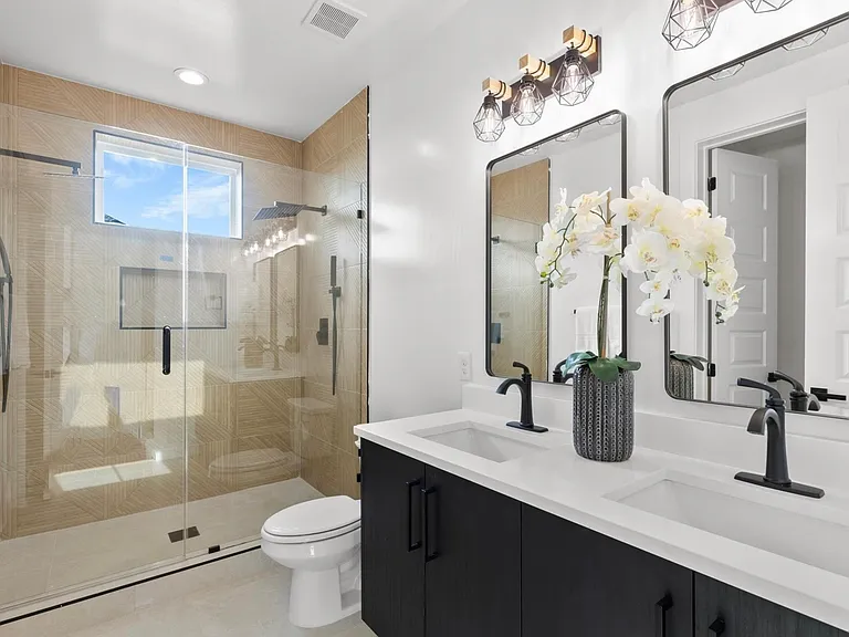 723 W 10th St #108 — Photo 27