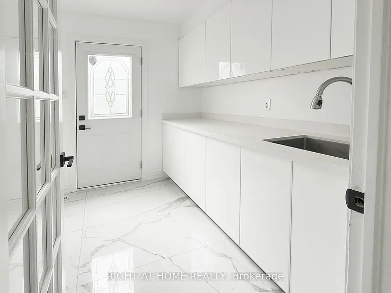 89 W Yonge Blvd NW — Photo 11