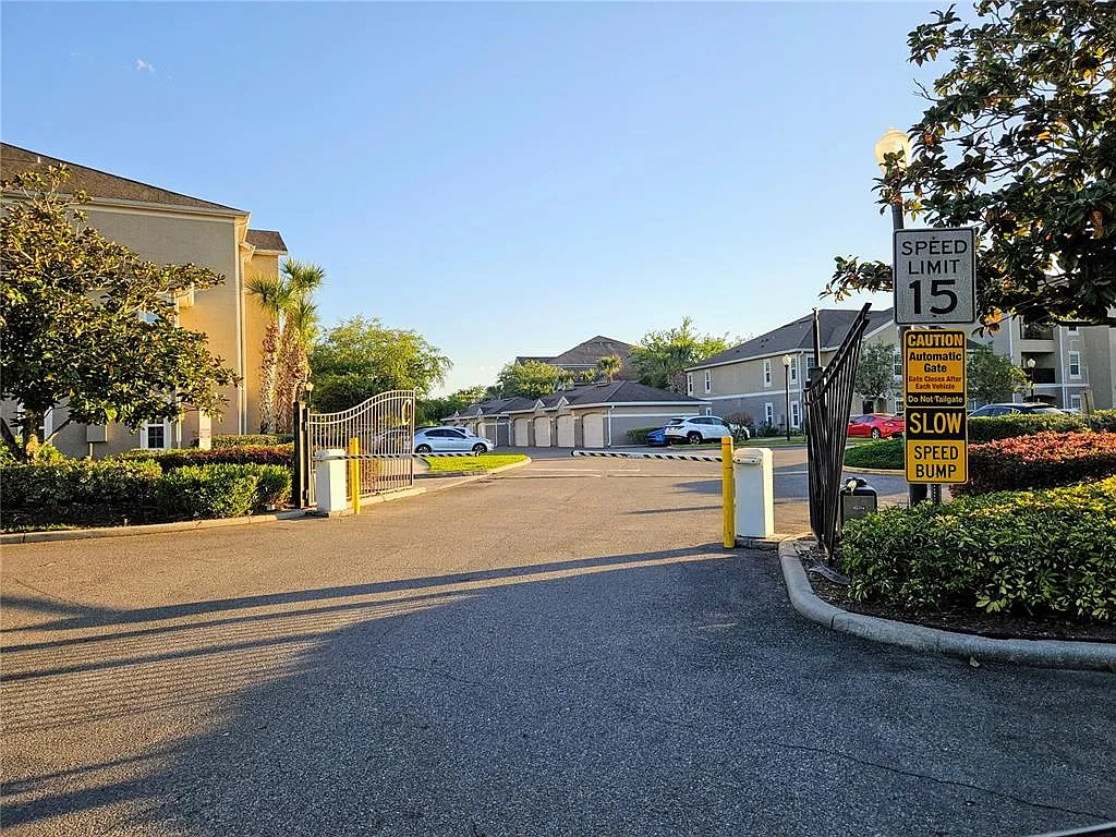 3 bed, 2.0 bath, 1423 sqft, $2,000 — Photo 2