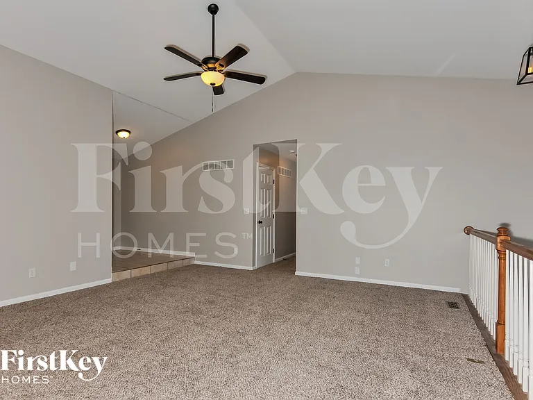 212 Royallmanor Ln — Photo 5