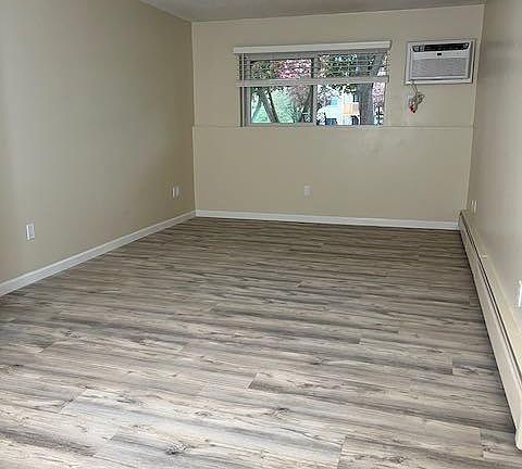 3rd image of 4 Lancelot Ct APT 4