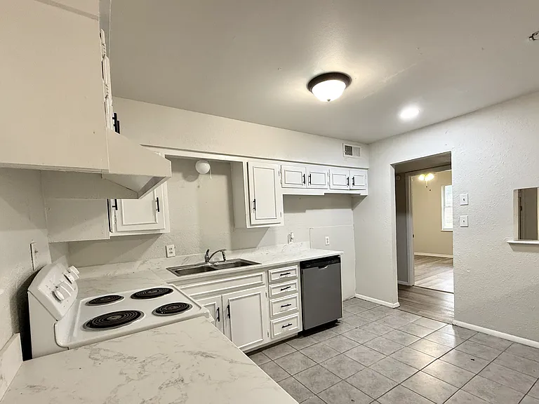 525 Cottonwood St — Photo 2