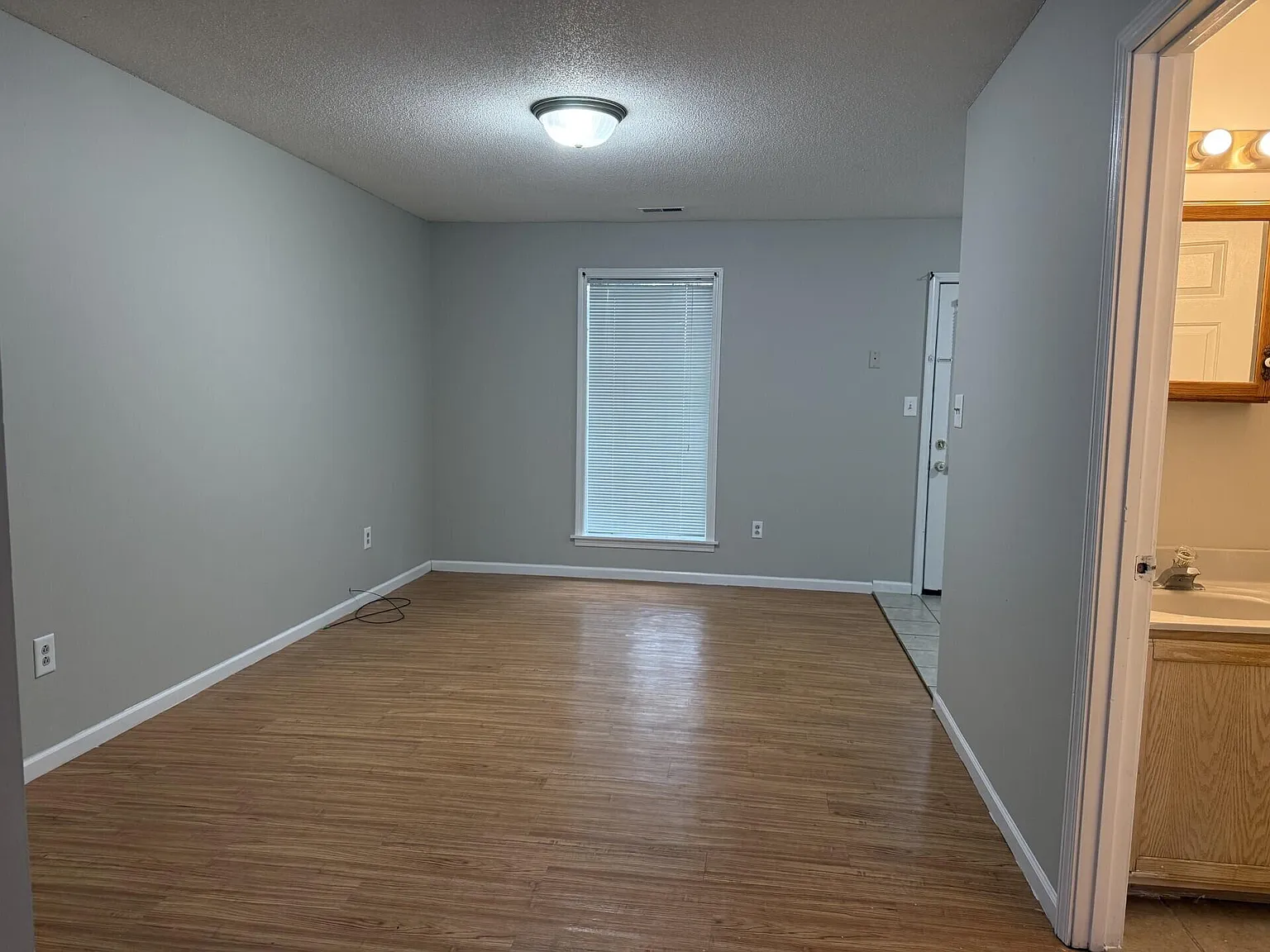 3 bed, 1.5 bath, 1364 sqft, $1,275 — Photo 3
