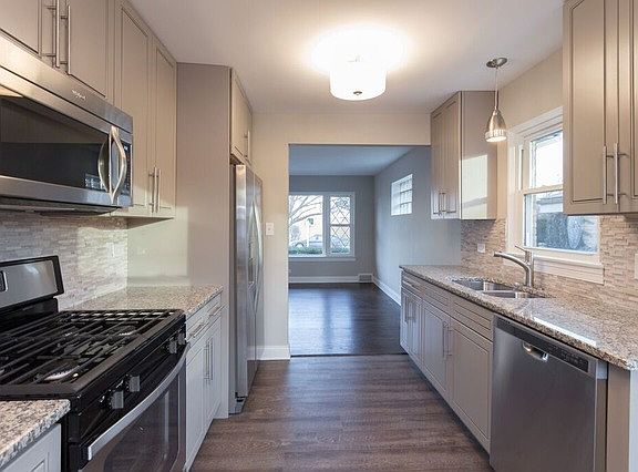 3rd image of 408 Buckthorn Ln