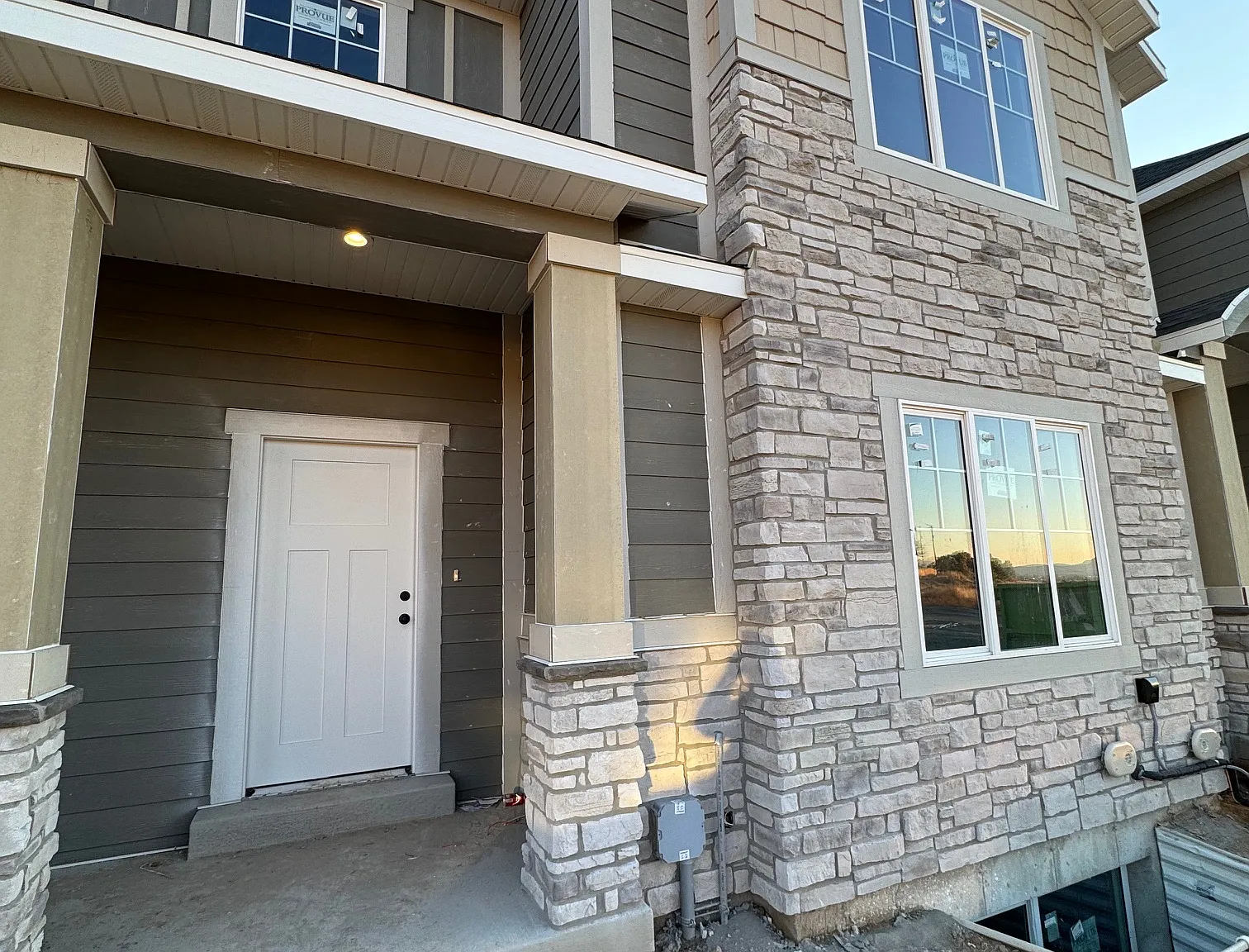 3 bed, 2.5 bath, 2440 sqft, $2,100 — Photo 3