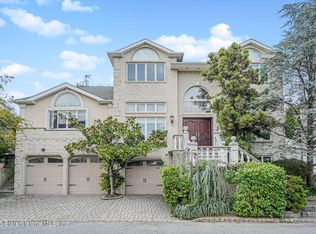 17 Sabrina Ln, Staten Island, NY 10304