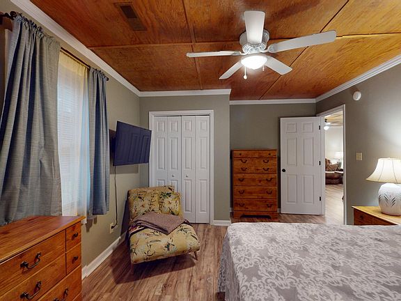 4th image of 2677 Louise Dr