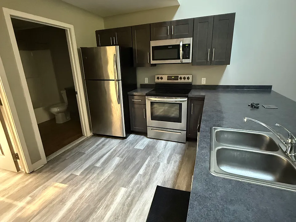 60 Tonawanda St #24