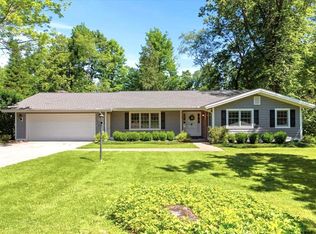 2 Sharon Dr, Bennington, VT 05201