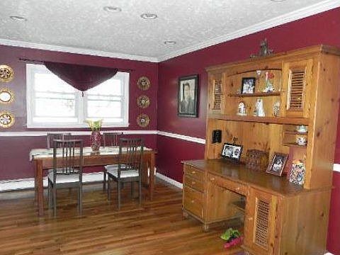4th image of 1085 Roxbury Dr