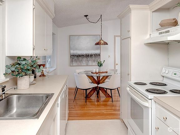 4th image of 16033 NE 27th Street