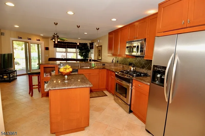 4 bed, 2.0 bath, 1755 sqft, $4,300 — Photo 2