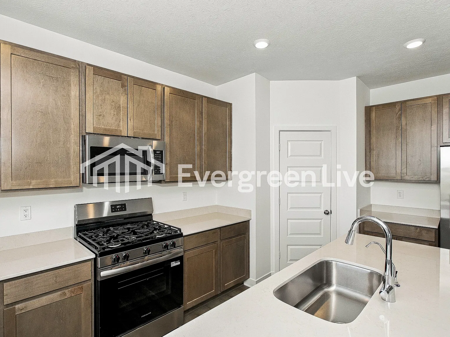 5 bed, 3.0 bath, 2247 sqft, $2,035 — Photo 4