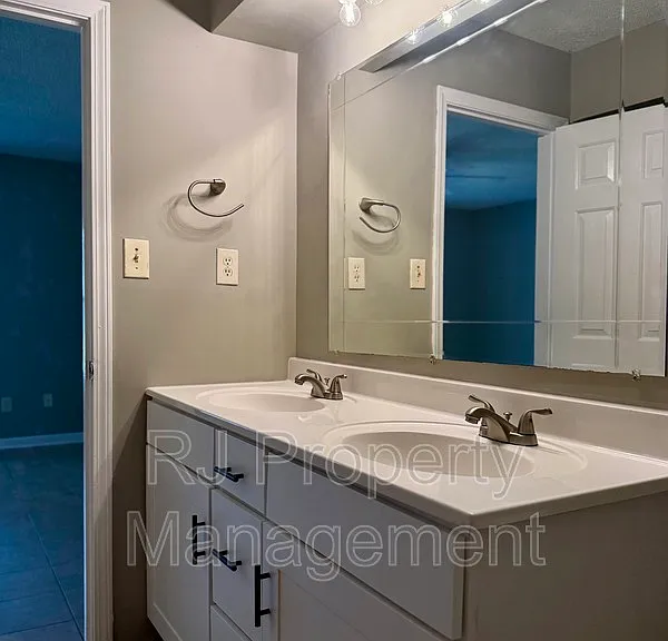 4521 Stony Point Dr — Photo 10