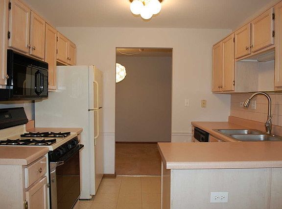 4th image of 240 Ashbury Ln E #5