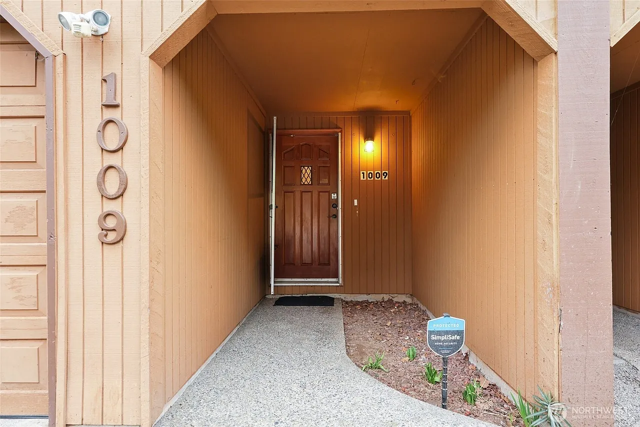 2 bed, 1.5 bath, 1243 sqft, $2,300 — Photo 4