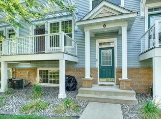 1666 Village Trl E UNIT 4, Maplewood, MN 55109