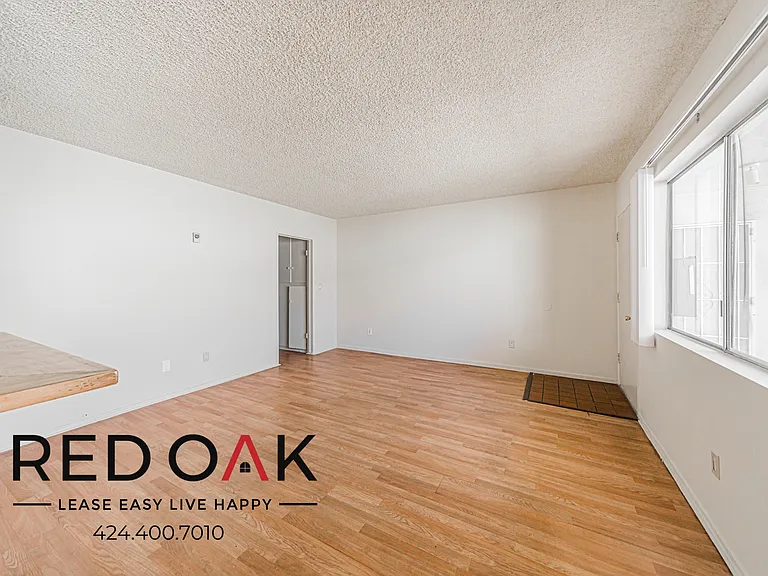 16515 Victory Blvd #6 — Photo 9