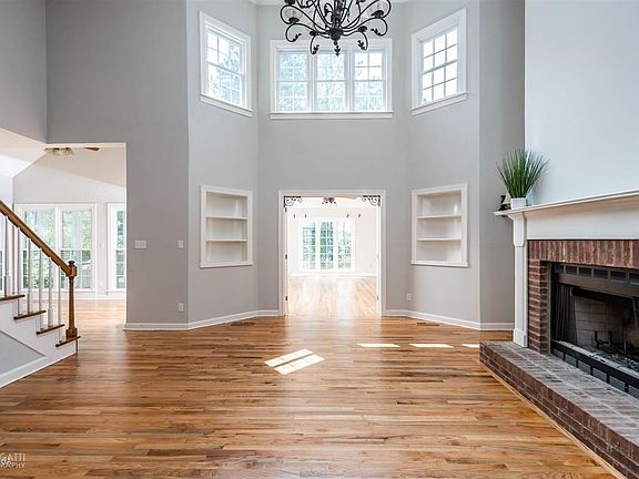 5th image of 82 Chriswood Dr