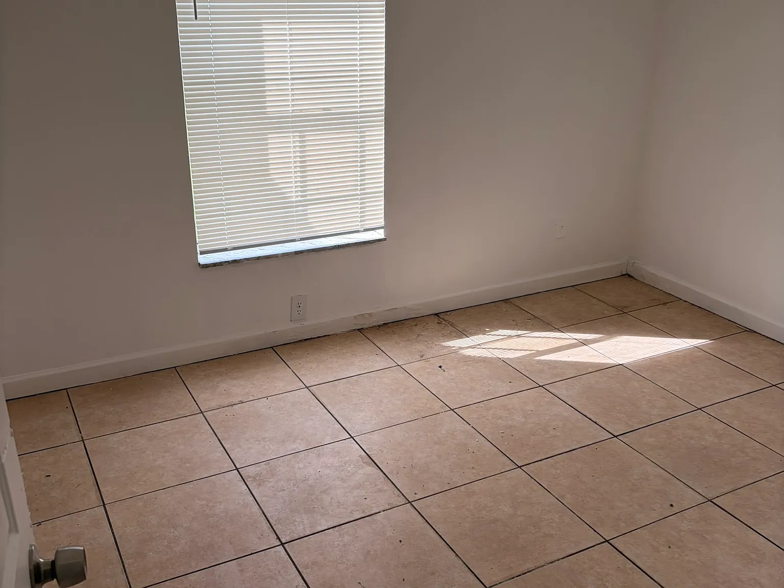 3 bed, 1300 sqft, $1,980 — Photo 4