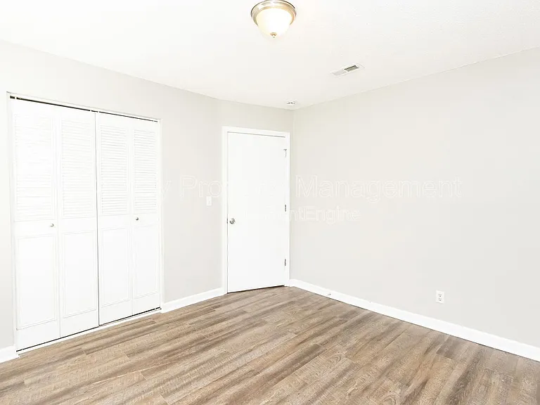 901 Forest Dale Ln #B — Photo 8