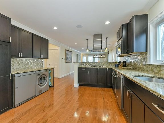5th image of 143 Williams St #3