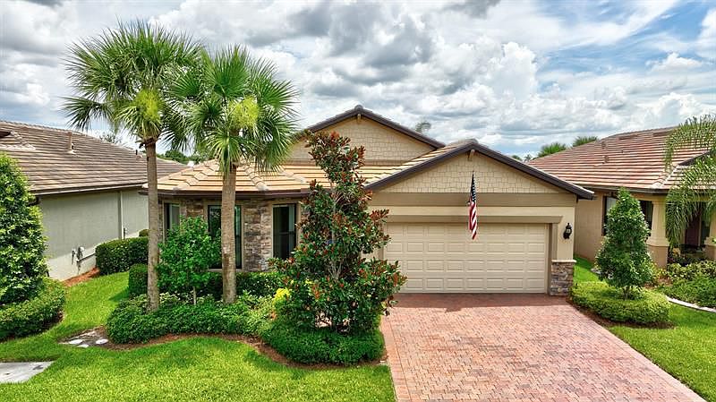 1st image of 828 SE Villandry Way
