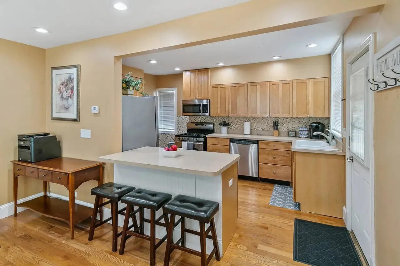 3 bed, 1.5 bath, 1968 sqft, $3,900 — Photo 1