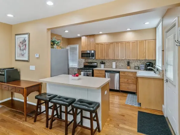 204 1st St, Libertyville, IL 60048