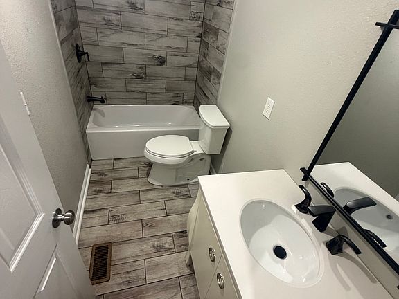 3rd image of 68 13th St SW